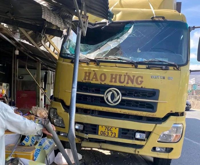 Hiện trường vụ xe tải lao vào hiên nhà dân.