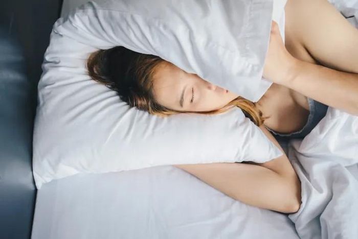 Thức dậy vào buổi sáng đôi khi rất khó để chúng ta bước ra khỏi giường, thế nên chúng ta sẽ thích nằm lâu hơn bình thường. (Ảnh: ITN)