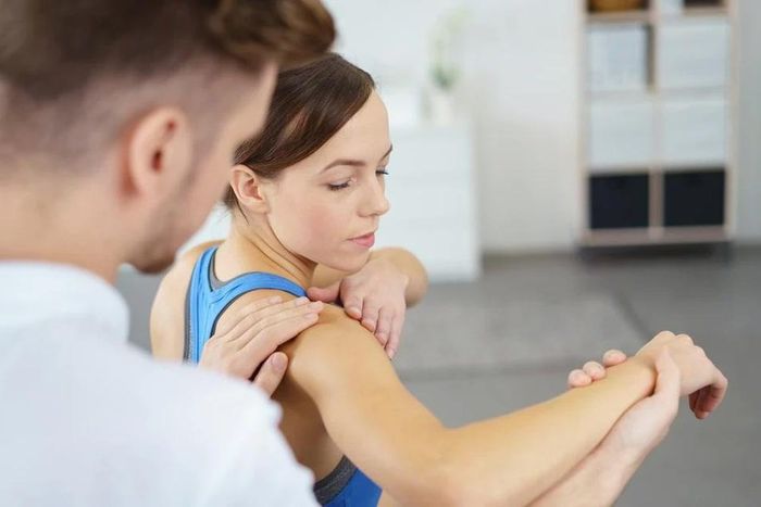 Khi bị chấn thương khớp không nên cố gắng chỉnh lại khớp. 