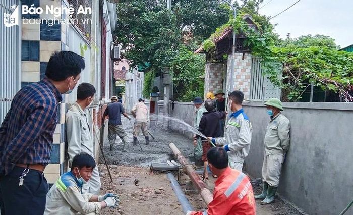 Người dân phường Thu Thủy (thị xã Cửa Lò) chủ động bàn bạc đóng góp nguồn lực và công sức xây dựng đường bê tông. Ảnh: MH