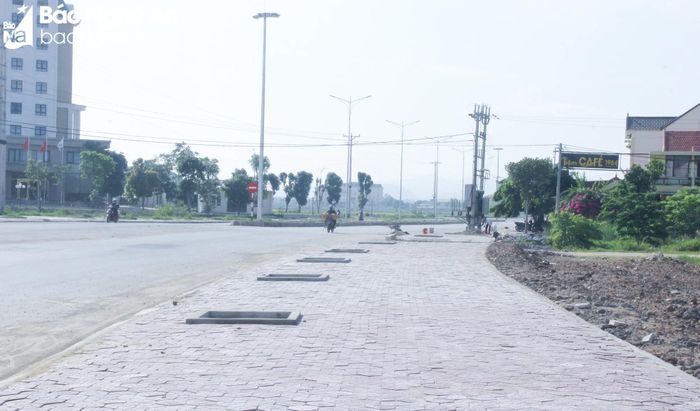 Nhờ thực hiện tốt dân chủ cơ sở, dự án đường nối từ trung tâm thị xã Hoàng Mai đi đền Cờn được giải phóng mặt bằng và thi công. Ảnh: MH