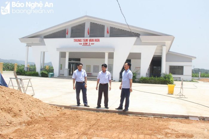 Từ thực hiện tốt quy chế dân chủ cơ sở, hệ thống nhà văn hóa xóm nói riêng và cơ sở hạ tầng nói chung ở xã Nam Nghĩa, huyện Nam Đàn được đầu tư đồng bộ. Ảnh: MH