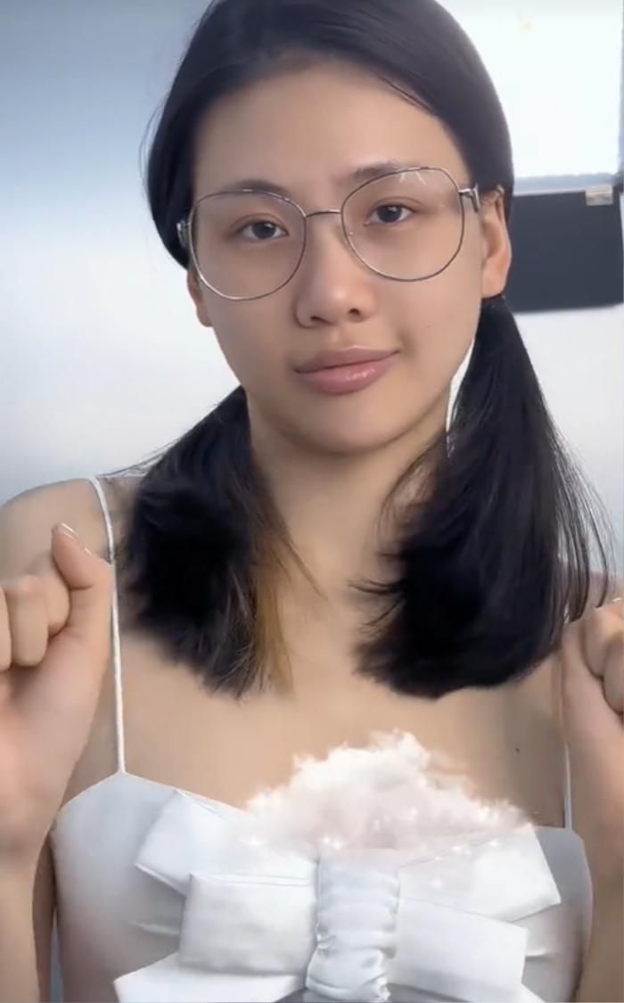 Cô ghi điểm bởi làn da ít khuyết điểm, đôi mắt to tròn cùng chiếc mũi cao.