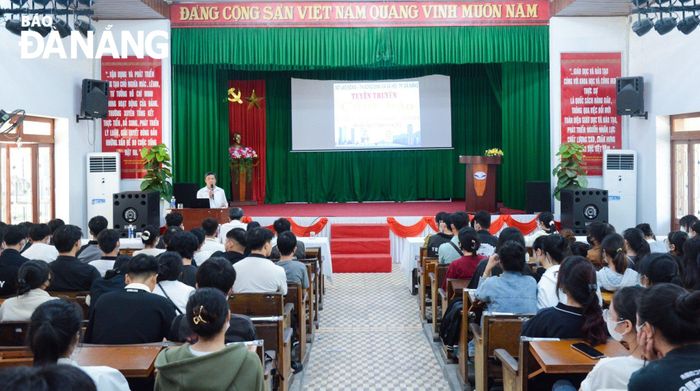 Sở Lao động, Thương binh và Xã hội tổ chức tuyên truyền về phòng, chống tệ nạn xã hội cho sinh viên Trường Cao đẳng Thương mại. Ảnh: NGỌC HÀ