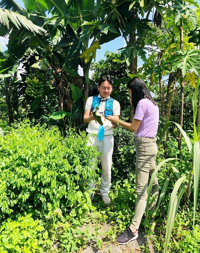 Du khách trải nghiệm tại Moon's coffee Farm (ảnh đơn vị cung cấp).