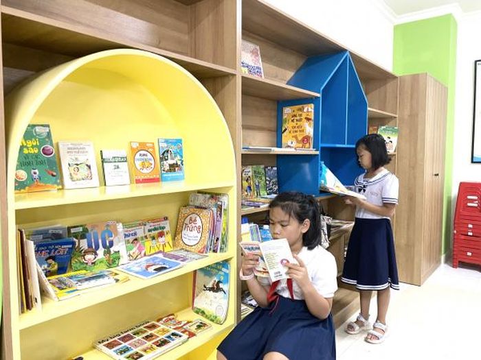 Sau lễ khánh thành, học sinh ở Khu đô thị căn cứ Cam Ranh tới thư viện đọc sách