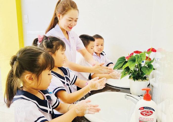 Hướng dẫn học sinh rửa tay đúng cách ở trường học 
