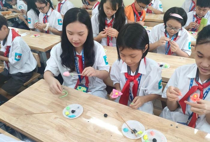 Những sản phẩm nghệ thuật đầy sáng tạo, đa sắc màu được tạo nên nhờ những đôi bàn tay khéo léo của các em.