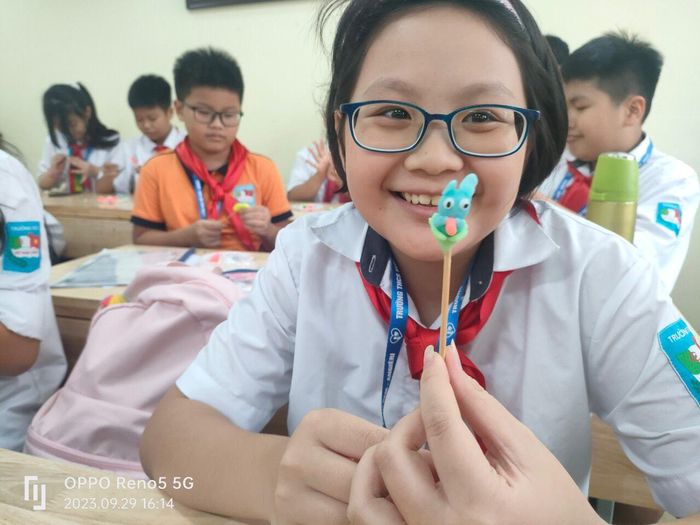 Những "nghệ nhân nhí" thể hiện tài năng nặn tò he đa sắc màu với nhiều hình thù con vật, nhân vật hoạt hình ngộ nghĩnh