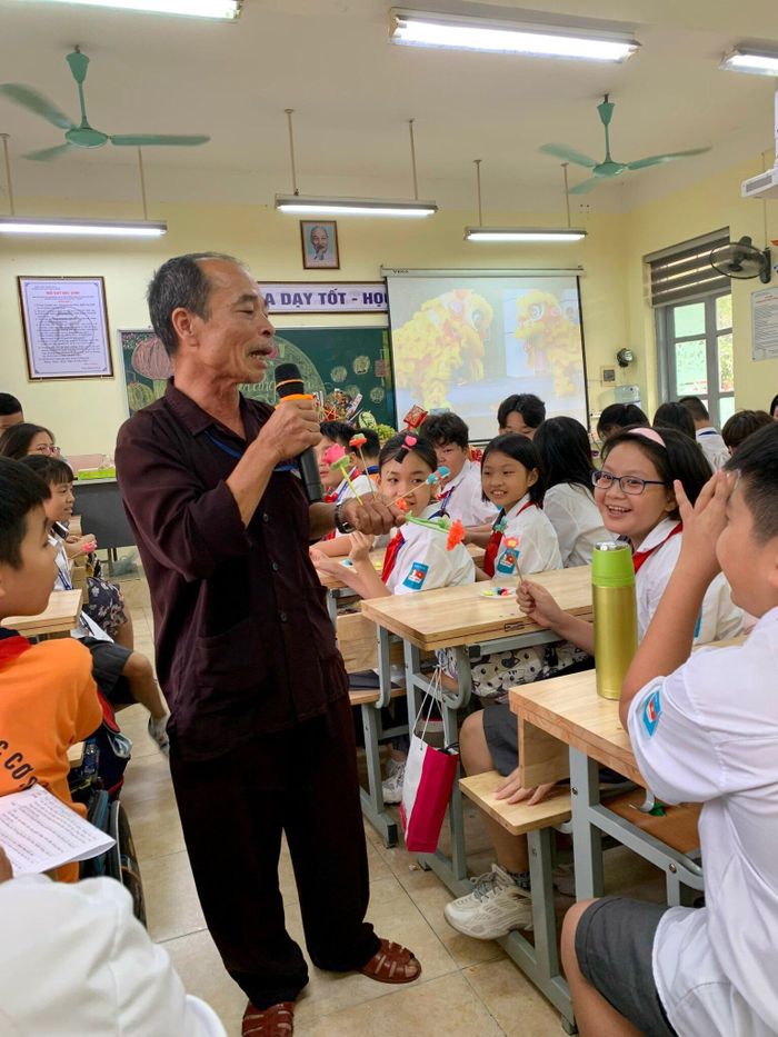 Nghệ nhân tò he đang chia sẻ với các em về nét đẹp văn hóa dân gian qua những chiếc tò he