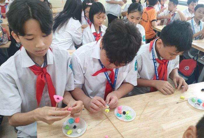 Các bạn học sinh lớp 6A6 rất hào hứng với món đồ chơi dân gian độc đáo này.