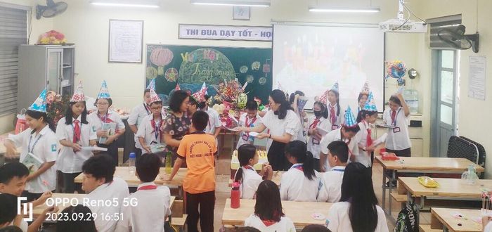 Cô giáo chủ nhiệm và ban phụ huynh tặng quà sinh nhật các bạn sinh nhật quý 3.
