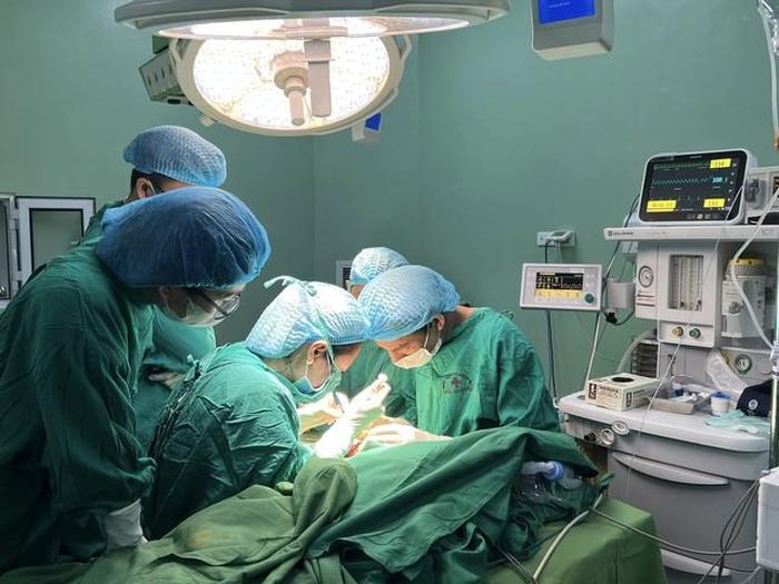 Các bác sĩ tiến hành phẫu thuật cho bệnh nhi. Ảnh BVCC