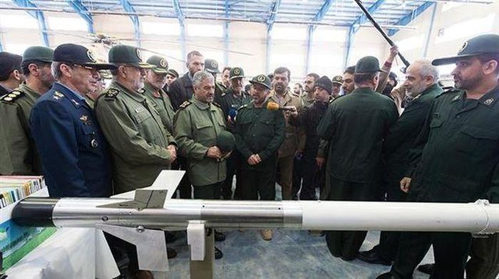 Mặc dù phương Tây cáo buộc Iran đã viện trợ vũ khí trên cho lực lượng vũ trang Houthi ở Yemen để sử dụng chống lại Saudi Arabia nhưng Tehran luôn phủ nhận sự tồn tại của vũ khí nói trên, việc nó được giới thiệu cho ông Shoigu có lẽ là lần ra mắt chính thức đầu tiên.