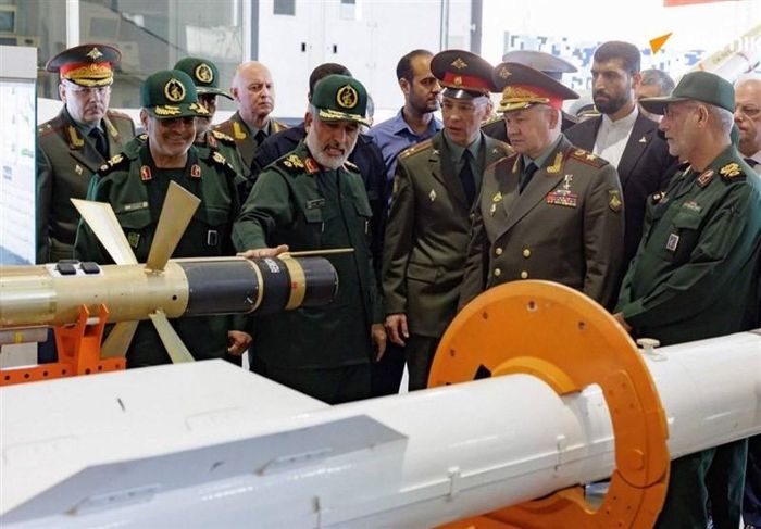 Trong chuyến thăm của Bộ trưởng Bộ Quốc phòng Liên bang Nga - Đại tướng Sergei Shoigu tới Tehran, phía Iran đã giới thiệu một số loại tên lửa do nước này sản xuất, trong số nổi bật là tên lửa phòng không mang chỉ số 358.