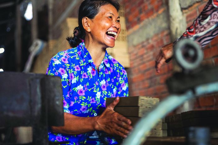 Công việc tuy khá vất vả nhưng người phụ nữ vẫn tham gia tất cả các công đoạn.