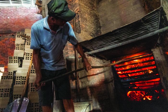 Người thợ nung phải thường xuyên túc trực ở lò đốt để điều chỉnh độ nóng của lò.