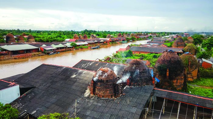 Hàng trăm lò nung gạch, gốm nằm san sát nhau, tạo nên một bức tranh độc đáo tại vùng quê mộc mạc, yên bình.