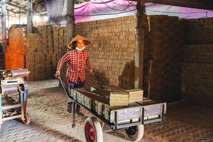 Những viên gạch được định hình qua đôi bàn tay khéo léo của người thợ trước khi được đưa vào lò nung.