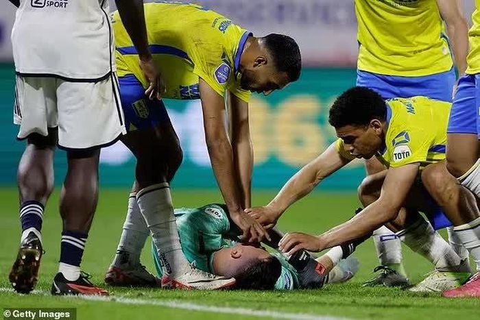 Cầu thủ hai bên hoảng loạn khi Vaessen nằm bất động trên sân. Ảnh: Getty Images