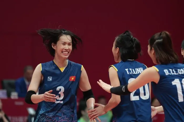 ... và cả đội vỡ òa với chiến thắng
