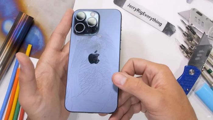 Điều này có thể liên quan đến thiết kế khung nhôm và titan nhẹ hơn, và cảm biến nhiệt độ cao. Apple có thể cần cập nhật phần mềm hoặc thay đổi thiết kế để giải quyết các vấn đề này.