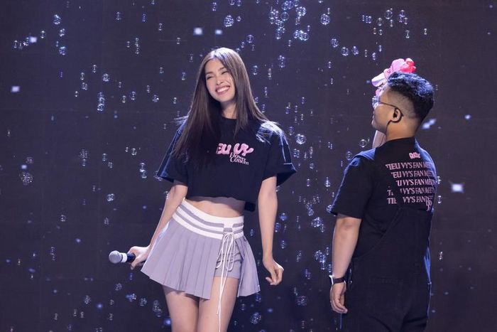 Để chuẩn bị những màn trình diễn tốt nhất cho buổi Fan meeting đầu tiên, Tiểu Vy đã chăm chỉ luyện tập rất nhiều không chỉ về vũ đạo mà còn về giọng hát.