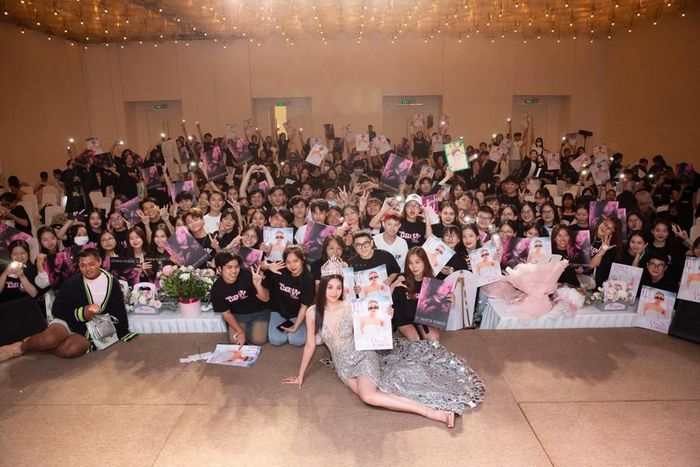 Không chỉ được giao lưu, gặp gỡ Tiểu Vy mà các fan tham dự buổi Fan meeting này đều nhận được quà. Có thể thấy, Tiểu Vy đã rất tâm huyết khi đầu tư cho buổi Fan meeting đầu tiên này.