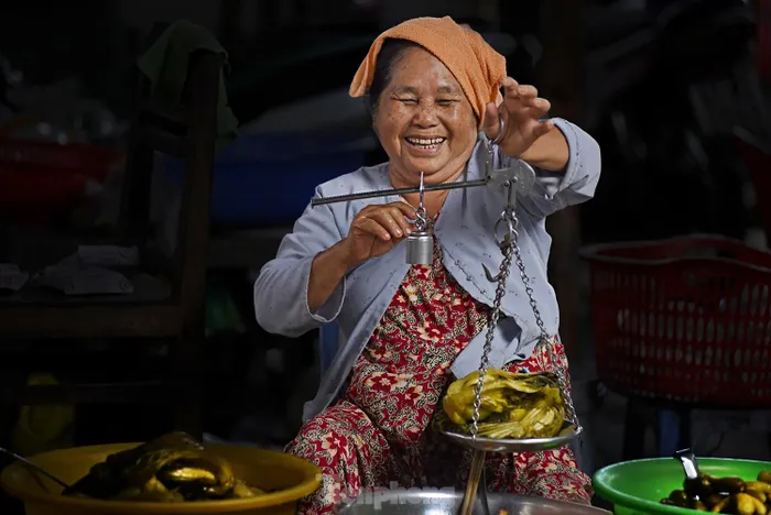 Tiểu thương buôn bán ở chợ là người dân địa phương hoặc sinh sống lân cận, họ đem bán những mặt hàng nông sản, tôm cá do mình trồng, đánh bắt được.