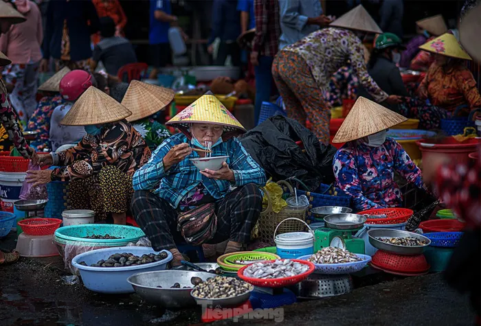 Chợ họp từ đêm đến 10h sáng.