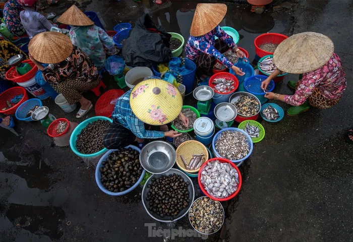 Chợ có mặt từ hơn 10 năm về trước, gần chân cầu Cái Nhúc cạnh chợ Vị Thanh. Chợ rộng khoảng 700 mét vuông. Mỗi tiểu thương trong chợ sẽ bày biện rau củ quả trong khoảng hai đến bốn mét vuông. Gọi là chợ "chồm hổm" vì mọi người bày bán ngay trên nền chợ, không có sạp.
