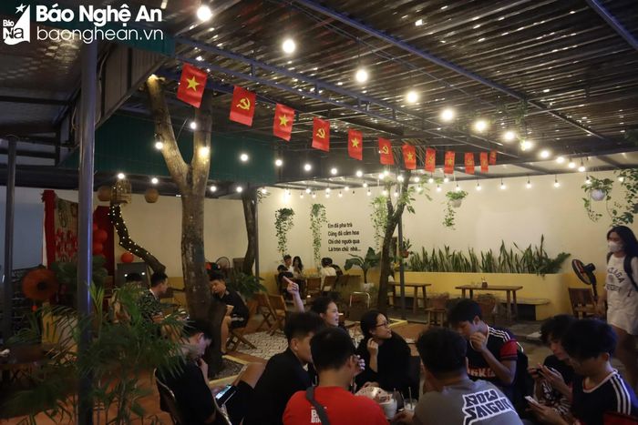  Với trang trí mộc mạc và tinh tế, những quán cafe trong ngõ 114 Lê Hồng Phong rất được lòng giới trẻ. Ảnh: Diệp Thanh 