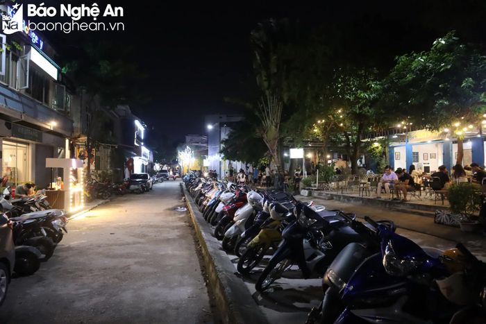  Hơn 10 giờ đêm, hàng quán trong ngõ 114 Lê Hồng Phong vẫn nườm nượp khách, xe máy xếp thành hàng dài ngay ngắn từ đầu đến cuối ngõ. Ảnh: Diệp Thanh 