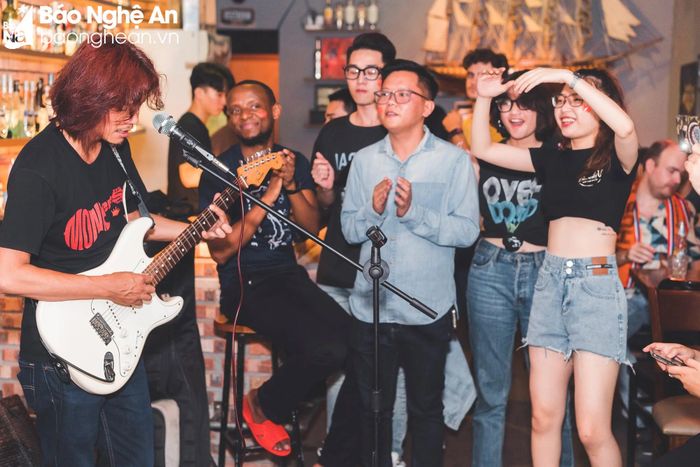  Để kết nối mọi người, các quán pub thường tổ chức các sự kiện âm nhạc nhỏ, ấm cúng. Ảnh: CSCC 