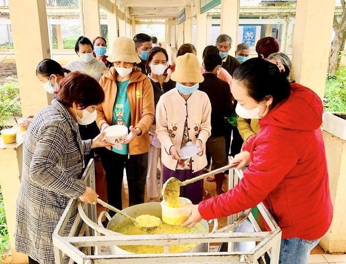 Các thành viên câu lạc bộ “Cơm từ thiện Pleiku” phát cháo cho bệnh nhân nghèo, khó khăn tại các bệnh viện trên địa bàn TP. Pleiku.