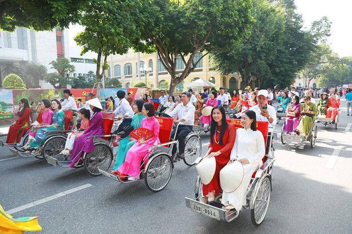 Đoàn diễu hành xích lô - một nét đẹp văn hóa tại Thủ đô.