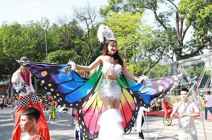 Tiết mục biểu diễn xiếc - món quà đặc biệt của ban tổ chức Carnaval dành riêng cho các bé thiếu nhi.
