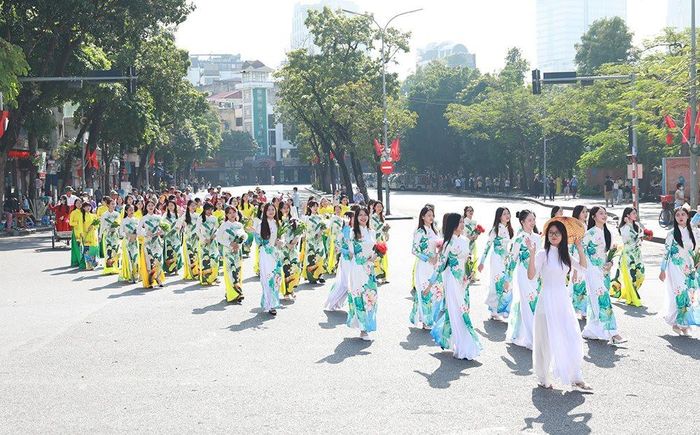 Các đoàn di chuyển qua khu vực Quảng trường Đông Kinh Nghĩa Thục.