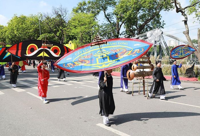 Đoàn diễu hành diều sáo (huyện Đông Anh) với những chiếc diều cỡ lớn, độc đáo.