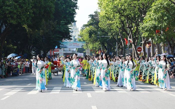 Chương trình Carnaval được dàn dựng công phu với quy mô gần 2.000 người là nghệ sĩ, diễn viên và chính đồng bào các dân tộc và người dân đến từ các quận, huyện, thị xã thành phố biểu diễn.