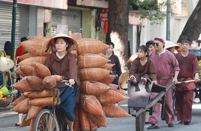 Đoàn diễu hành với những bộ trang phục đậm chất quê của các thành viên trong vở diễn thực cảnh “Tinh Hoa Bắc Bộ”.