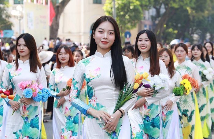 Chương trình gồm 10 đoàn diễu hành, mỗi đoàn chia thành 1 đến 3 tốp biểu diễn trên nền nhạc.