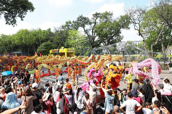 Carnaval Thu Hà Nội là điểm nhấn trong chương trình Festival Thu Hà Nội do UBND thành phố tổ chức trong 3 ngày từ 29-9 đến 1-10.