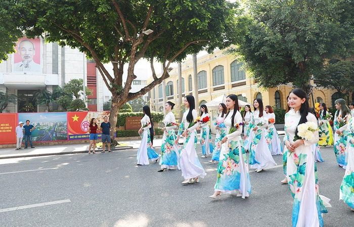 Carnaval là sự giao thoa sống động giữa truyền thống và hiện đại, đem tới những trải nghiệm sắc màu văn hóa, nghệ thuật hấp dẫn của Hà Nội nói riêng và Việt Nam nói chung.