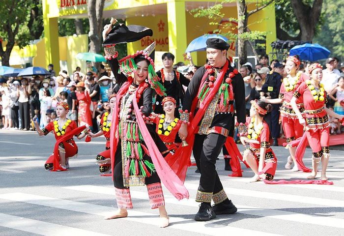 “Vũ điệu trên mây” cho mọi người thấy được nét đẹp văn hóa bản địa qua những điệu nhảy, những bộ trang phục truyền thống, khăn thổ cẩm.
