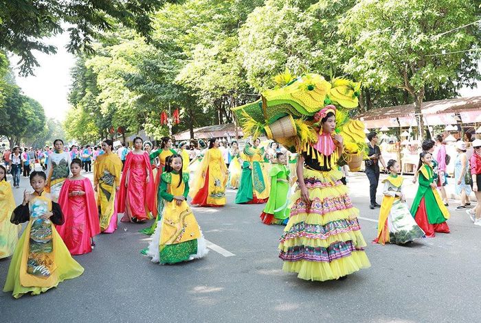 Đoàn diễu hành với bộ trang phục mang đậm sắc màu mùa thu.