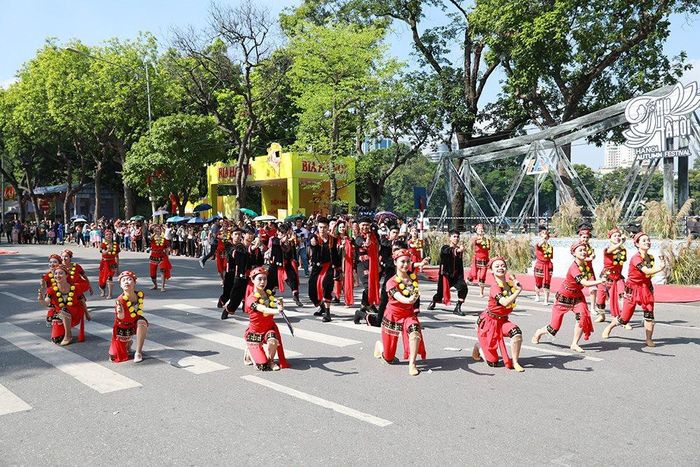 Phần trình diễn "Vũ điệu trên mây" đem đến cho người xem sắc màu đậm chất Tây Bắc.