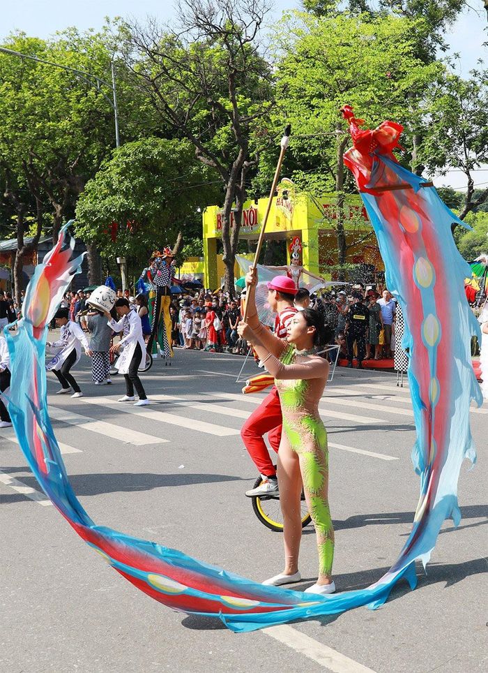 Đây là những tiết mục biểu diễn nghệ thuật xiếc đường phố đến từ đoàn xiếc Amazing.