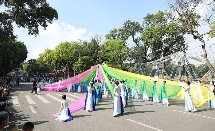 Mùa thu Hà Nội không chỉ cuốn hút người dân mà cả du khách trong nước và quốc tế đến với Hà Nội.