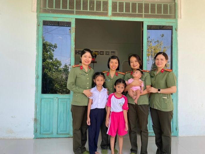 "Mẹ đỡ đầu" Hội Phụ nữ cơ sở Phòng Tham mưu và Cơ quan Ủy ban kiểm tra Đảng ủy Công an tỉnh Đồng Nai và các con.